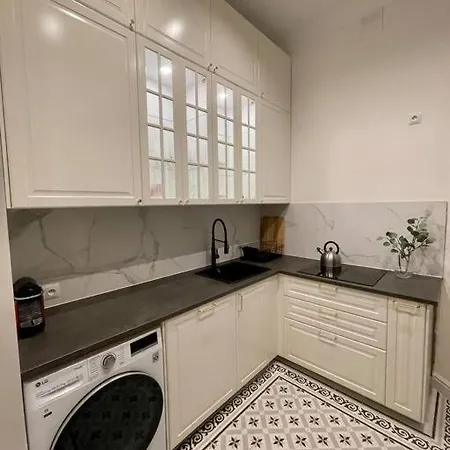 Glamorous 3 Flat In The Very Center